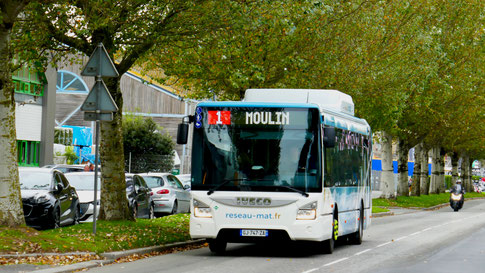 Iveco Urbanway 12 Natural Power du réseau MAT sur la ligne 01 en direction de Moulin. Le bus est photographié alors qu'il quitte son terminus, Louis Martin.