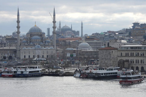 Neue Moschee Yeni Cami in Istanbul, im Hintergrund die Hagia Sophia