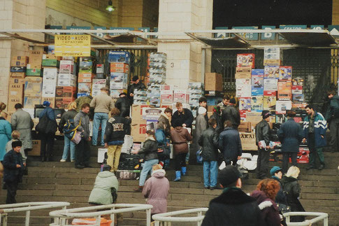 Fliegende Händler mit Elektrogeräten am Luschniki-Stadion in Moskau 1995