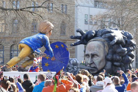 Motivwagen beim Rosenmontagsumzug in Mainz: EU-Kommissionspräsidentin von der Leyen ringt mit dem bösen Putin