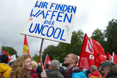 Plakat "Wir finden Waffen eher uncool" auf Anti-Kriegs-Kundgebung in Berlin am 3. Oktober 2024
