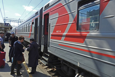 Fahrkartenkontrolle beim Einstieg in den Schnellzug Moskau - Machatschkala