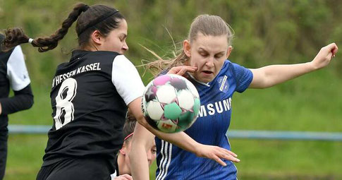 Sehen sich am Samstag wieder: Kassels Sophie Mason (l.) und Großenenglis-Torjägerin Jana Schwaab, die auch im Derby den Unterschied ausmachen kann. Foto: Pressebilder Hahn