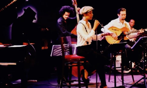 orchestre de jazz avec chanteuse guitariste contrebassiste batteur pianiste 