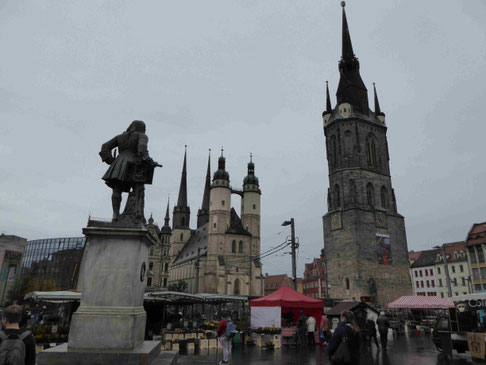 Händeldenkmal, Roter Turm und Marienkirche am Marktplatz, Foto: Weil