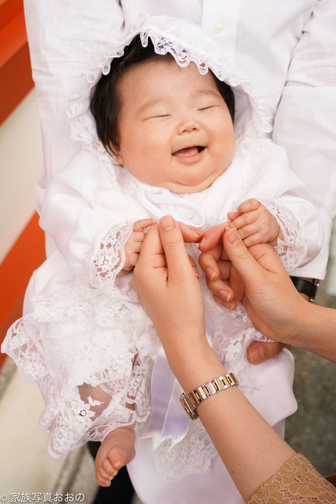水天宮でのお宮参りをする赤ちゃんとご家族の写真