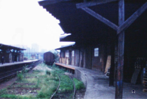 Ein Bahnwaggon steht vor dem Schuppen der Spedition Albert Mann am S-Bahnhof Yorckstraße (S2).