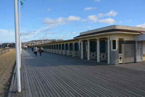 La Côte Fleurie, dont Deauville est l'un des joyaux, évoque élégance et charme. Entre plages dorées, villas prestigieuses et ambiance glamour, cette région incarne l'art de vivre et l'attrait balnéaire.