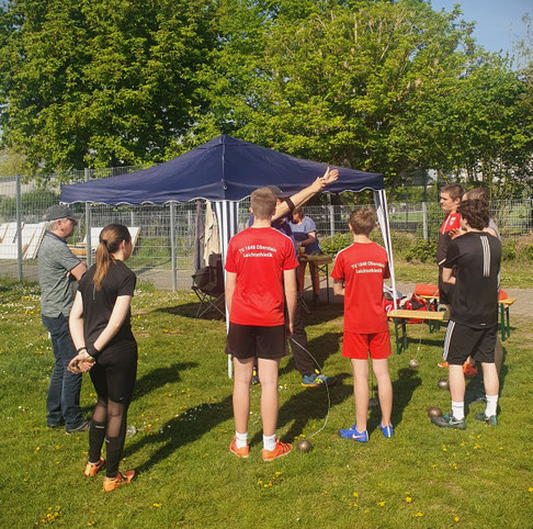Demonstation und Trockentraining. Links der Landesvorsiitzende Volker Strub.