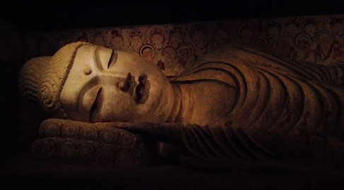 eine braune liegende schlafende Buddha Statue