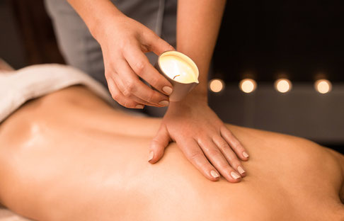 Die Hot Candle Massage verwendet warmes Wachs von speziellen Kerzen für Sinnlichkeit und Entspannung, gefolgt von sanften Massagen.