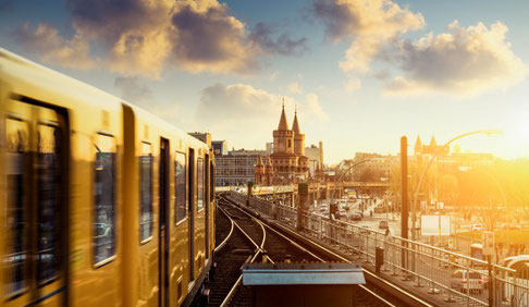 U-Bahn Berlin im Sonnenuntergang 2026
