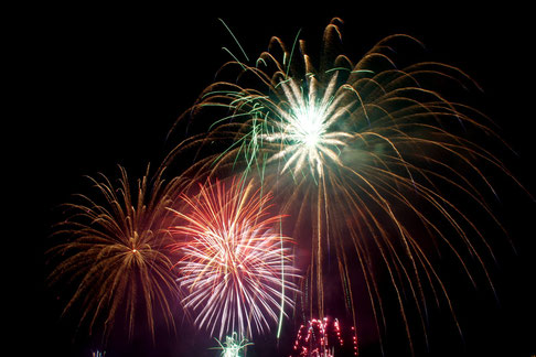 Das größte Feuerwerk in Dubai findet natürlich am Burj Khalifa statt, welches seit dem Jahreswechsel 2013/2014 als größtes Silvesterfeuerwerk aller Zeiten im Guiness-Buch der Rekordee steht