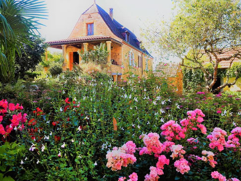 Vue extérieure de la maison d'hôtes La Lysiane depuis la terrasse et le jardin.