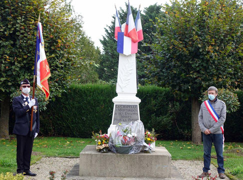 Le public n'étant pas invité à la cérémonie conformément aux directives du Préfet de l'Aisne, deux bouquets de fleurs composés par des familles du bourg, ont été déposés avant le début de la commémoration dans le respect du confinement.