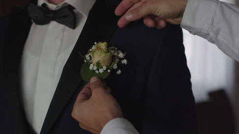 Hochzeitsvideo Szene - Die Blume anstecken