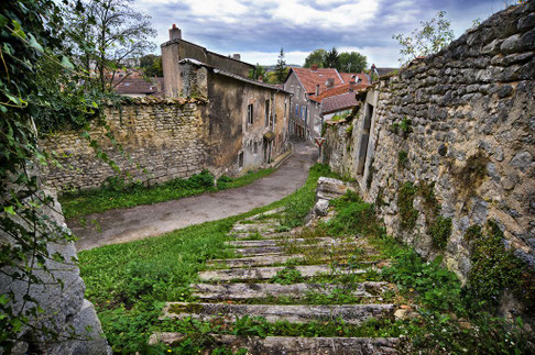 Escaliers longeant les vestiges du château castral de Saint-Mihiel