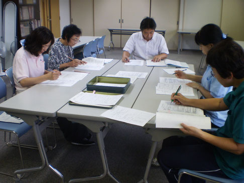 今日の「入所検討委員会」の様子。それぞれの書面から、切実な思いが伝わってきます