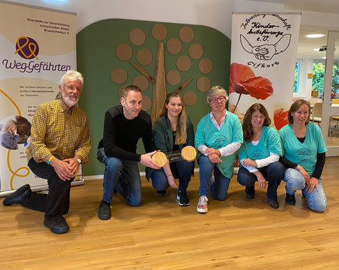 Im Hintergrund: das Baumornament; davor: Dr. Thomas Lampe, Personalleiter Arne Puls und Head of Sponsoring Angela Kleinhans und Vertreterinnen der IG aus Gifhorn