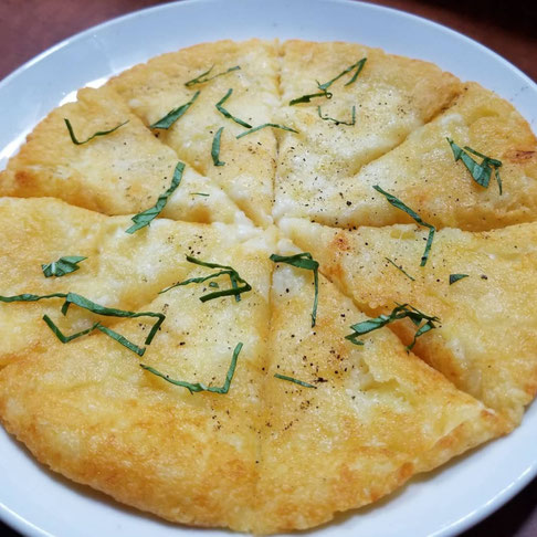 屋台：ウールーユイット_Heureux8、料理：じゃが芋とチーズを焼いたやつ？