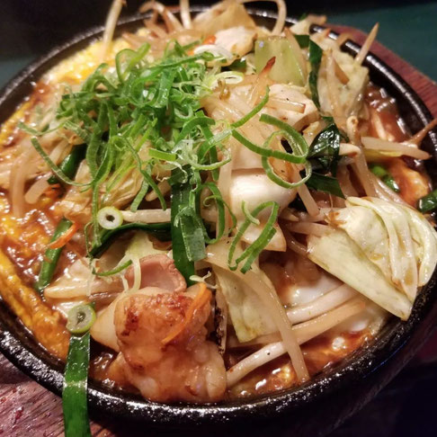 屋台：ぴょんきち、料理：ホルモン鉄板焼