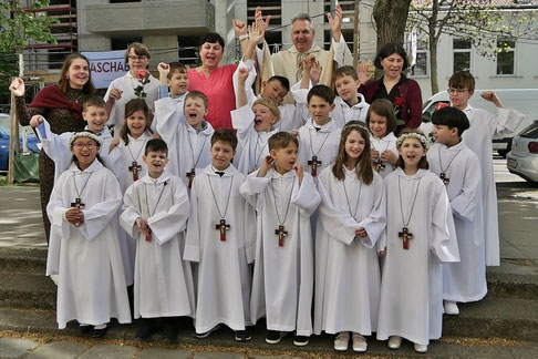 Gruppenfoto der 16 Erstkommunion Kinder, die zur Erstkommunion am 26.April 2026 antraten.