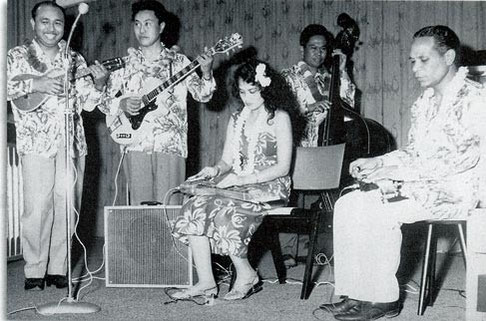 THE ROYAL HAWAIIAN MINSTRELS vlnr: Ming Luhulima - Harry Seegers - Elly Baron - Leon Merlingmeyer - George de Fretes