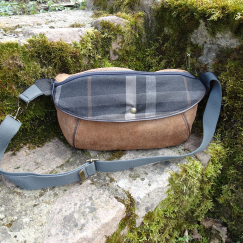 grand sac banane XL pour homme en faux cuir camel , tissu tartan à carreaux gris