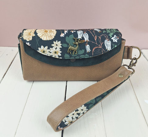 grand portefeuille porte-chéquier femme, faux cuir marron clair, cuir vert anglais, tissu vert thème forêt, pochette clutch pour femme