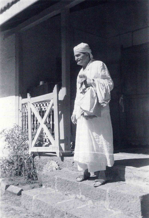 Meher Baba in Satara in 1955-6. Image courtesy of Lord Meher.