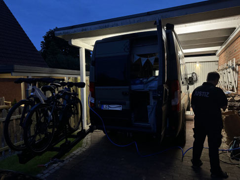 Startklares Wohnmobil am Vorabend der Reise 