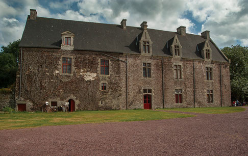 Chateau fort médiéval avec son étang source de légendes