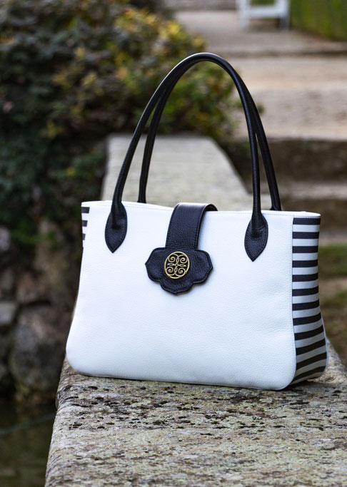 BORSA ARTIGIANALE IN PELLE TRAPUNTATA CON SWAROVSKY- ESTHER DALLA VALLE - BORSA DI LUSSO CON DETTAGLI DORATI E FASCIA IN PELLE STAMPATA A RIGHE