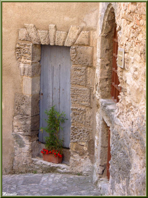 Vieille porte au détour d'une ruelle, Baux-de-Provence, Alpilles (13)  