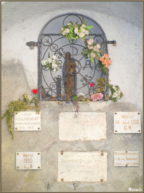 "petite" Vierge Notre Dame du Hourat et son oratoire avec gravure dans le marbre blanc (juste sous l'habiracle en haut au milieu), village de Laruns, Pyrénées (64)