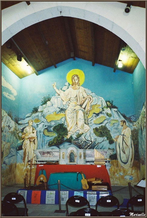 Chapelle des Pénitents-Blancs, Les Baux-de-Provence, Alpilles (13) : autel avec une des fresques murales d'Yves Brayer et des instruments de musique provençaux anciens