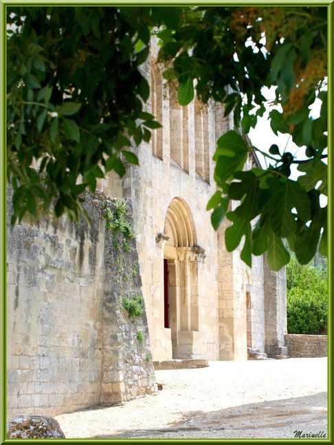 Façade avec entrée principale de l'abbaye de Silvacane (vue de côté), Vallée de la Basse Durance (13)