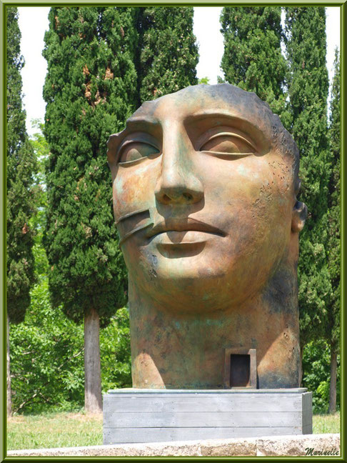 Sculpture exposée dans le jardin d'entrée de l'abbaye de Silvacane, Vallée de la Basse Durance (13) 