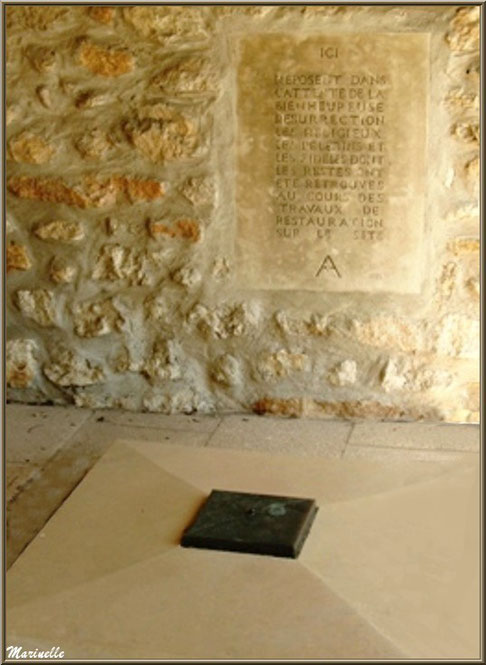 Tombeau collectif des religieux, pèlerins et fidèles au cimetière du Château des Baux-de-Provence, Alpilles (13)