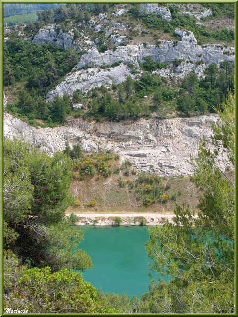 Vue panoramique sur le lac de Lavau dans la Vallée Heureuse depuis la route montant à la chapelle Notre Dame de Beauregard, village d'Orgon, entre Alpilles et Lubéron (13) 