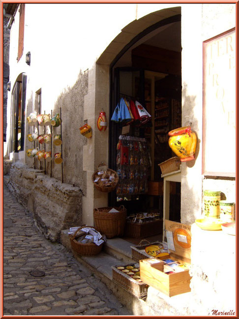 Boutique de souvenirs provençaux, Baux-de-Provence, Alpilles (13) 