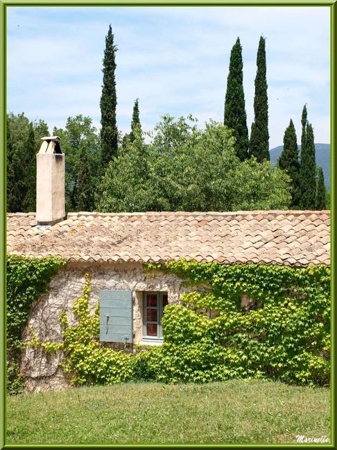 Maison à l'entrée de l'abbaye de Silvacane, Vallée de la Basse Durance (13) 