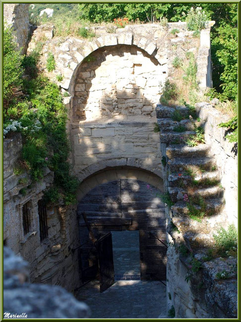 Porte d'Eyguières ou Porte de l'Eau, Baux-de-Provence, Alpilles (13) : côté intérieur avec le chemin calade