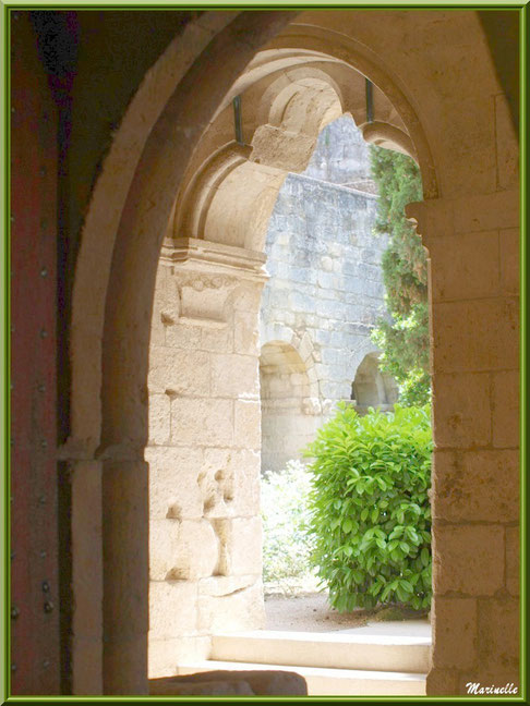 Une des ouvertures du cloître de l'abbaye de Silvacane menant au jardin intérieur, Vallée de la Basse Durance (13) 