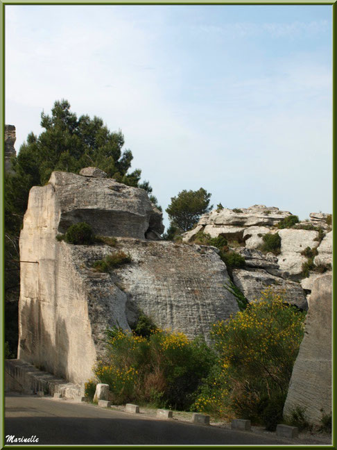 Le Val d'Enfer avec sa route taillée dans les rochers, Baux-de-Provence, Alpille (13)  