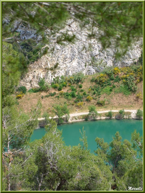 Vue panoramique sur le lac de Lavau dans la Vallée Heureuse depuis la route montant à la chapelle Notre Dame de Beauregard, village d'Orgon, entre Alpilles et Lubéron (13) 