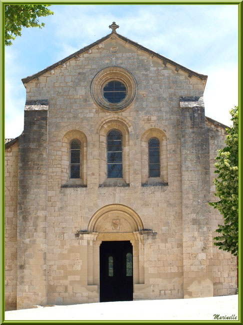 Façade avec entrée principale de l'abbaye de Silvacane, Vallée de la Basse Durance (13)