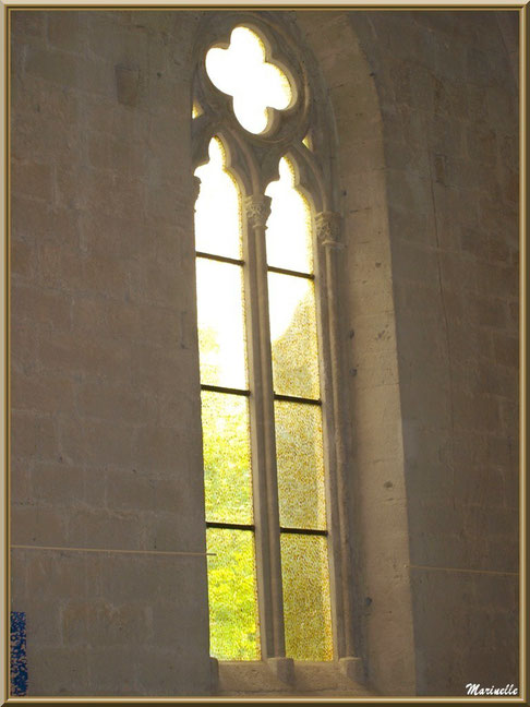 Salle d'exposition dans l'abbaye de Silvacane, Vallée de la Basse Durance (13)  