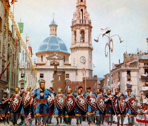 Alcoy: Moros y Cristianos en la década de 1970-80. (Foto: Archivo fotográfico de la Excma. Diputación de Alicante)