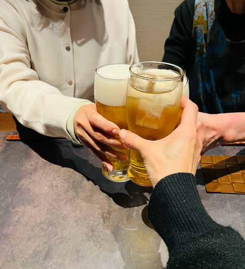 女性3人がビールとウーロン茶で乾杯